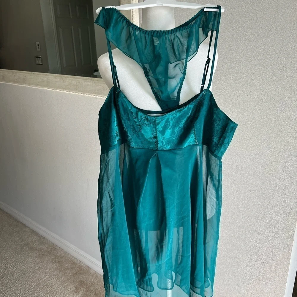 Victoria Secret NWOT Green two piece negligee set, size L